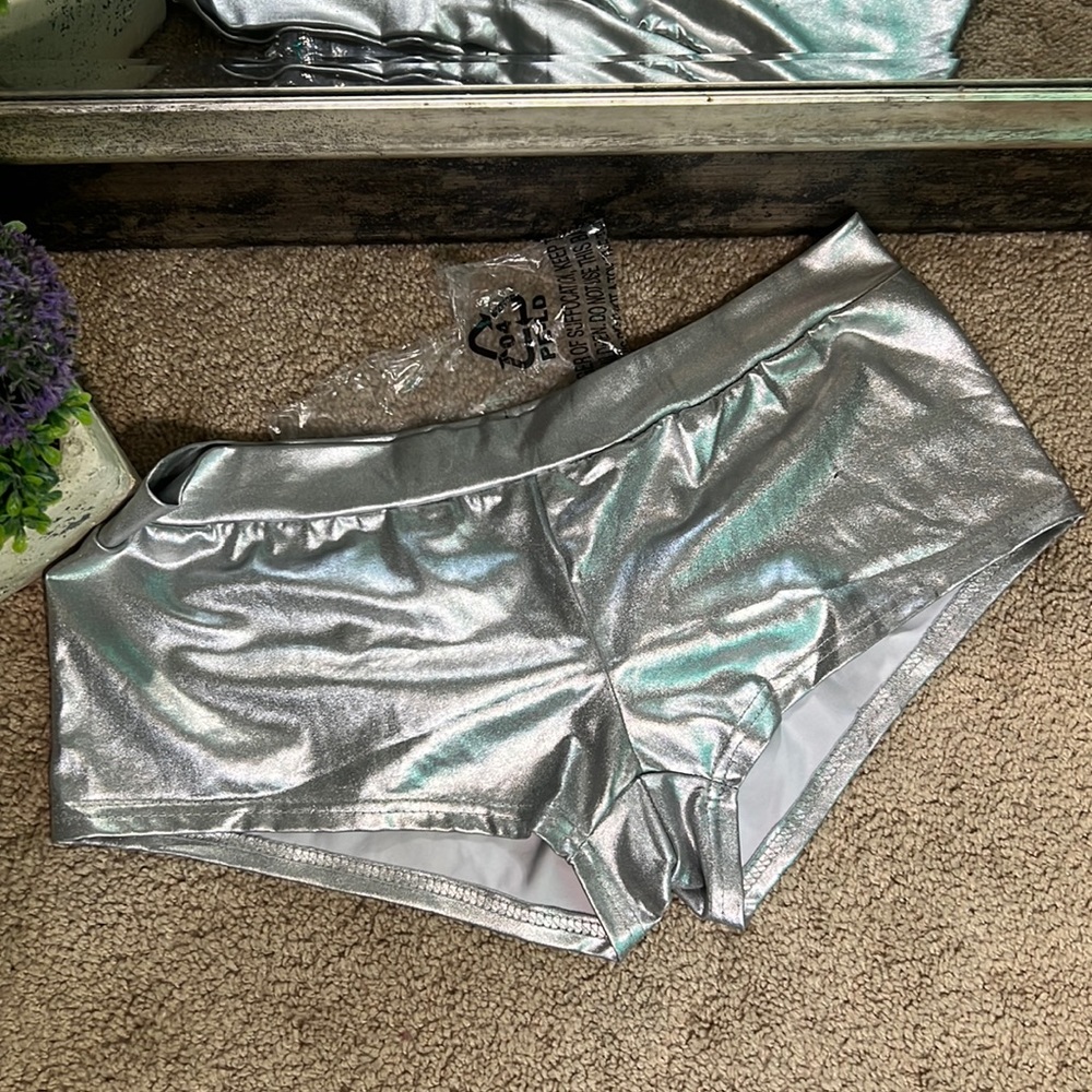 SILVER BOOTY SHORTS L